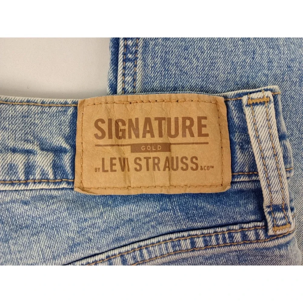 Signature Gold Levi Strauss Men's 29x30 Slim Cut Medium Wash Blue Jeans